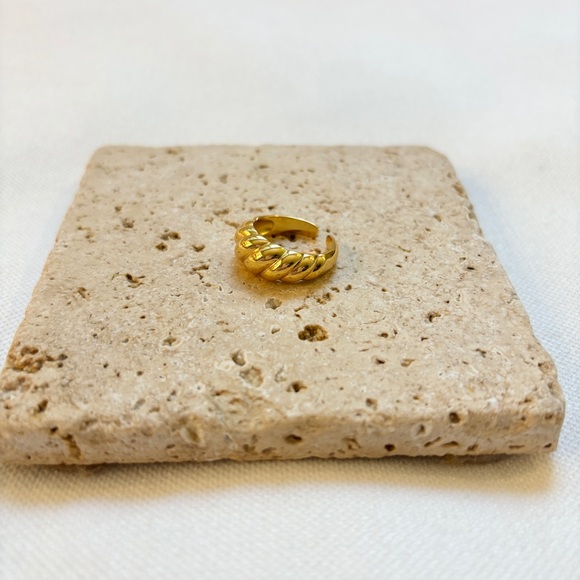 Twisted croissant ring 18K gold plated waterproof non-tarnish - Picture 2 of 4